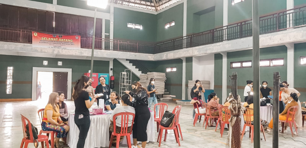 Antusias Perwakilan PKK Desa Dalung dalam Mengikuti Acara Demo Kecantikan yang diselenggarakan oleh SMK Triatma Jaya Badung